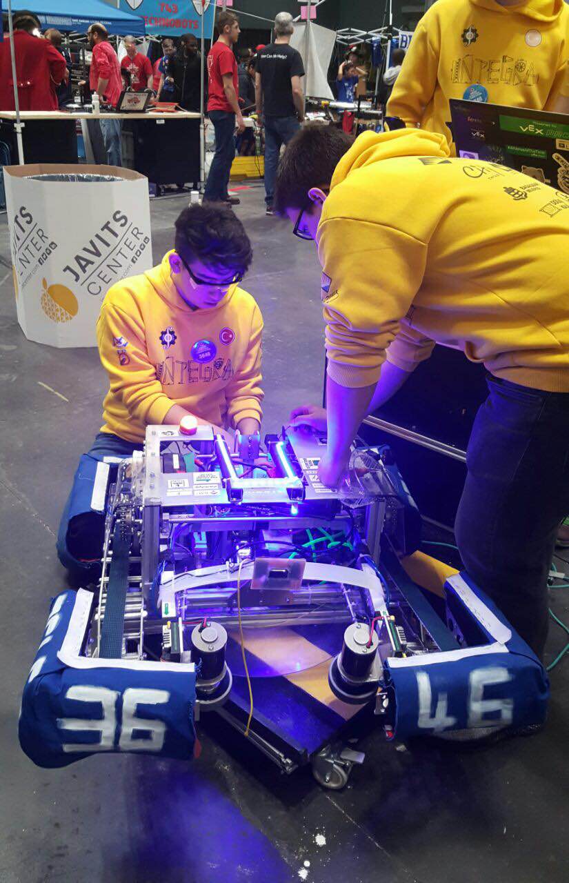 Robotik takımlarından Bahçeşehir Okulları'na çifte gurur 